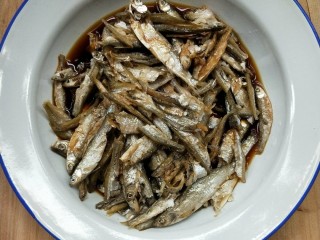 5、香辣下饭菜~客家小炒鱼干,沥干的鱼干,加入适量白酒,生抽腌一会。