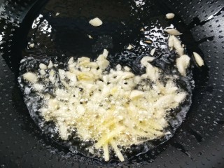 9、香辣下饭菜~客家小炒鱼干,起油锅烧热,下姜丝,蒜末煸炒出味。