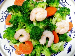 1、减脂系~凉拌虾仁西兰花胡萝卜,蔬菜蛋白质最佳搭配的低热量代餐菜式。