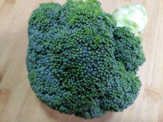 2、减脂系~凉拌虾仁西兰花胡萝卜,新鲜西兰花一棵。