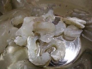 8、减脂系~凉拌虾仁西兰花胡萝卜,虾仁解冻后用水煮熟。