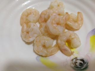 9、减脂系~凉拌虾仁西兰花胡萝卜,虾仁煮熟后捞出。