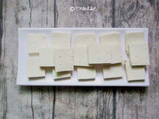 1、多福豆腐,老豆腐一块，用清水冲洗干净，切成厚度约1cm的片状