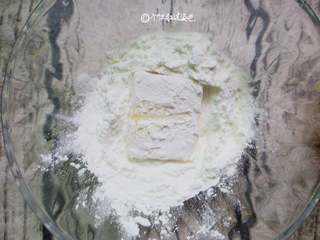 3、多福豆腐,豆腐反正面粘上一层面粉，轻抖掉多余的面粉