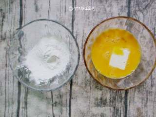 4、多福豆腐,将豆腐滚一圈蛋液