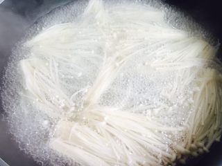 8、虫草花拌金针菇,焯烫两三分钟