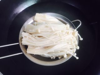 9、虫草花拌金针菇,用筛网捞起沥干水分