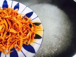 10、虫草花拌金针菇,用焯烫金针菇的水来焯烫虫草花