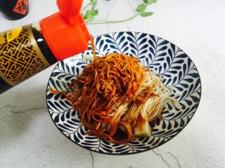 16、虫草花拌金针菇,倒入30g的凉拌汁