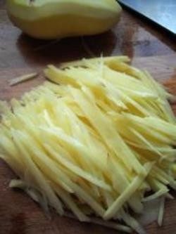 1、酸辣土豆丝,1.土豆去皮，洗净后切薄片，然后再切成细丝。