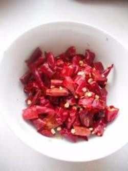 4、酸辣土豆丝,4.干辣椒切小段备用。