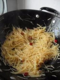 5、酸辣土豆丝,6.加入辣椒油、盐、鸡精继续翻炒几下，再滴入香油炒匀后起锅装盘。