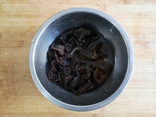 1、素卤拼盘,木耳提前洗净泡发。