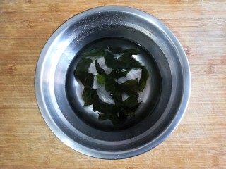 2、素卤拼盘,海带结提前洗净泡发。