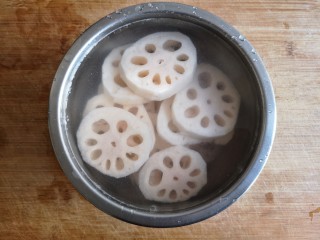 3、素卤拼盘,藕洗净去皮后切厚片放入水中浸泡洗去淀粉防止氧化变黑。