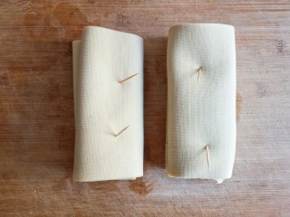 4、素卤拼盘,豆腐皮卷成卷，用牙签固定一下，方便入锅，不易煮散。