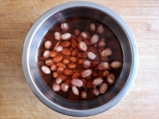 5、素卤拼盘,花生米洗净泡3-4小时备用。