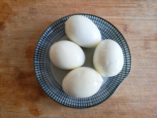 6、素卤拼盘,将鸡蛋提前煮好去壳。