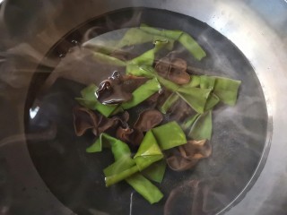 7、素卤拼盘,将泡好的海带结和木耳入开水焯2-3分钟。