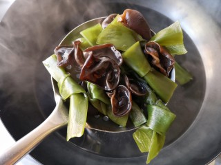 8、素卤拼盘,焯好后沥水捞出备用。