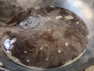 9、素卤拼盘,将卤水汁（老卤）加适量水煮开即成卤水底。