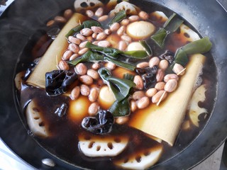 10、素卤拼盘,将处理好的鸡蛋、海带结、木耳、花生、豆腐皮、藕等入锅，卤水底浸没食材。