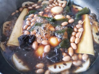 11、素卤拼盘,大火煮开后转小火。