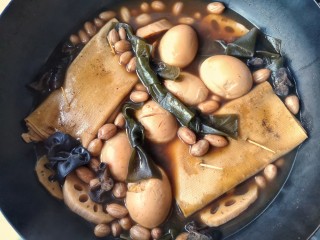 12、素卤拼盘,加盖焖烧20分钟后，关火浸泡30分钟即完成。