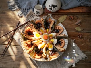 13、素卤拼盘,把卤好的食材切好。摆盘装饰。