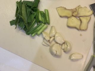 1、无水手撕葱油鸡,葱切段，姜切片，蒜拍扁