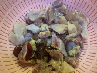 2、无水手撕葱油鸡,鸡洗干净，沥干水