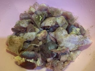 3、无水手撕葱油鸡,加入白胡椒粉，料酒，盐，搅拌均匀，腌制15分钟