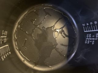 4、无水手撕葱油鸡,电饭煲内刷油