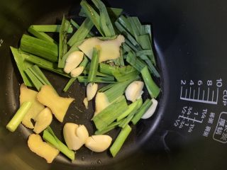 5、无水手撕葱油鸡,把葱姜蒜铺上去