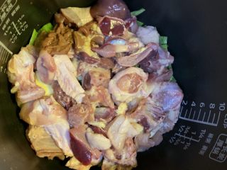 6、无水手撕葱油鸡,再把鸡铺上去，按下煮饭按键