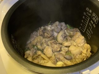 7、无水手撕葱油鸡,中途翻转一次鸡