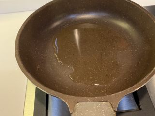 8、无水手撕葱油鸡,加入油