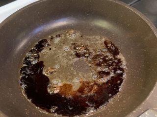 9、无水手撕葱油鸡,3勺生抽、半勺糖，搅拌均匀，烧开