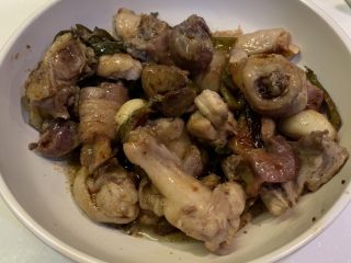 10、无水手撕葱油鸡,把鸡装出来，淋上去