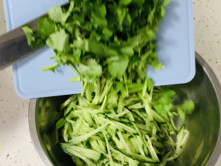 3、鲜到飞起来的“凉拌金针菇黄瓜????”,香菜切段