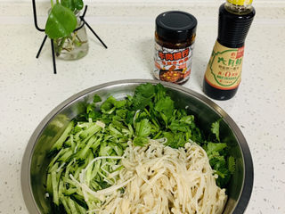 4、鲜到飞起来的“凉拌金针菇黄瓜????”,将所有的食材放入盆中