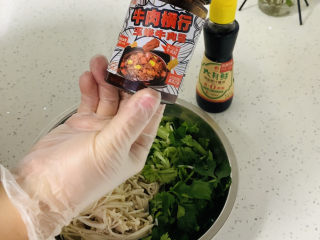 6、鲜到飞起来的“凉拌金针菇黄瓜????”,加入两勺玉米牛肉酱