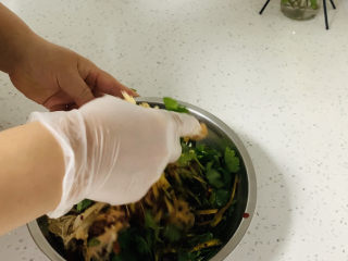 7、鲜到飞起来的“凉拌金针菇黄瓜????”,用手轻轻抓拌均匀即可。