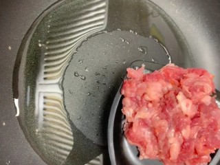 2、家庭版炸酱面,起锅烧油放入猪肉丁