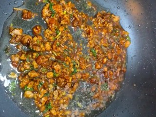 5、家庭版炸酱面,炒出香味