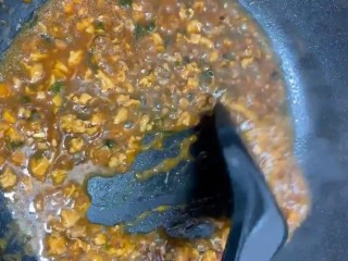 8、家庭版炸酱面,煮至浓稠