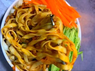 11、家庭版炸酱面,好吃的家庭版炸酱面制作完成