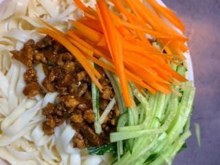 10、家庭版炸酱面,加入黄瓜丝，胡萝卜丝拌匀即可