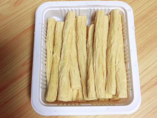 1、青椒炒腐竹,准备好腐竹，洗净待用。
