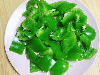 4、青椒炒腐竹,青椒切块儿备用。